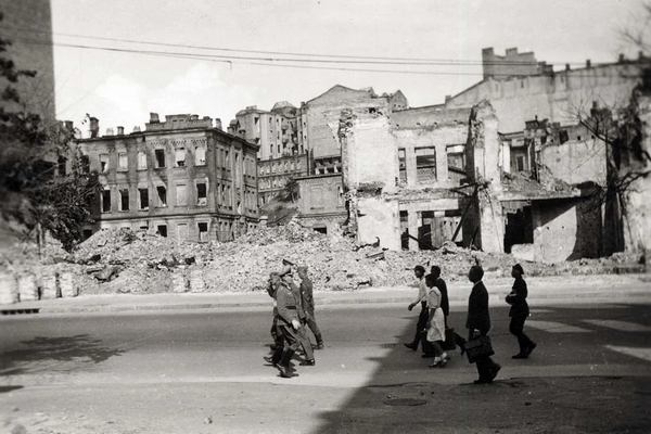 Підірвані будинки на Хрещатику, 1942 рік \ Фото: Zagyva Tiborné Fortepan \ Надав Михайло Маркович