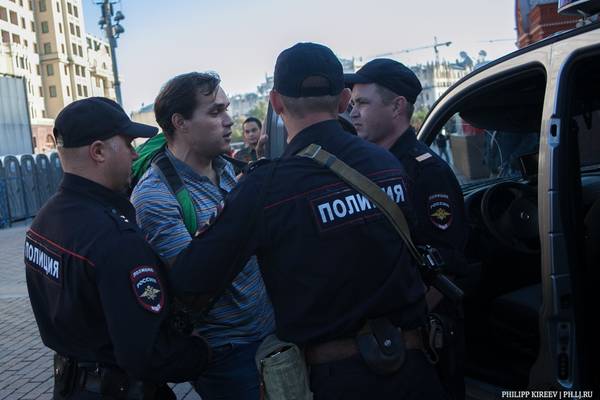  Москва. Дмитрий Монахов. Сегодня. Одиночная акция протеста против агрессии России.