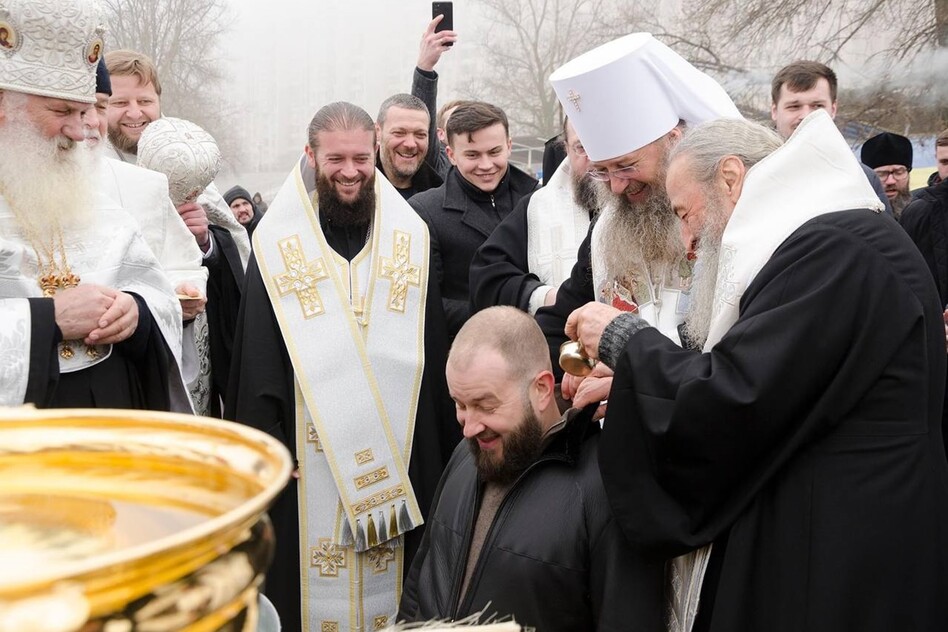 Один з найбільших прихильників Московської церкви в Раді нардеп Артем Культенко (на передньому плані) на Водохрещі, яке провів предстоятель УПЦ МП Онуфрій