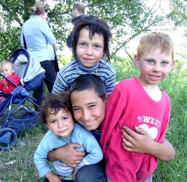 Дети охотно позировали перед фотокамерой. 8-летняя Русалина, Эсмеральда, Вова и Хамза  