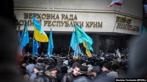 Мітинг біля кримського парламенту в Сімферополі. Крим, 26 лютого 2014 року