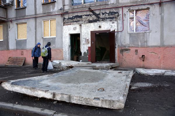 Наслідки обстрілу російськими військами району Східний у Маріуполі у 2015 році. Фото: Антон Наумлюк, Ґрати