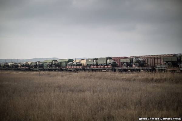 Колонна российской венной техники у Керченской паромной переправы