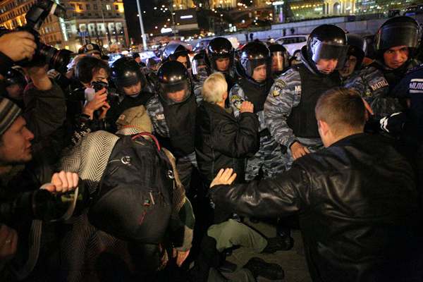 Когда митингующие пытались прорвать милицейский кордон — произошло столкновение.