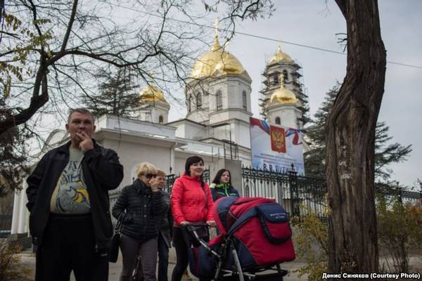 Плакат на Петро-Павловском кафедральном соборе Симферополя, сообщающий о том, что храм восстанавливается под личным патронатом Владимира Путина