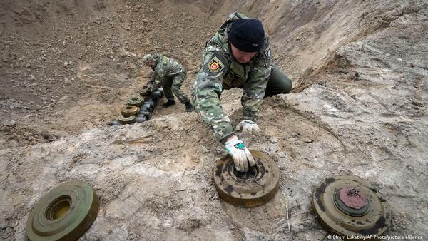 Українські сапери біля мінного поля в селі Мощун поблизу Києва