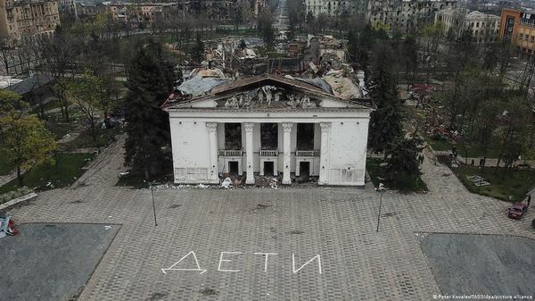 У німецьких підручниках з новітньої історії Європи вже знайшли місце воєнні злочини Росії в Україні (На фото: знищений авіабомбою театр у Маріуполі, де переховувалися цивільні)Фото: Peter Kovalev/TASS/dpa/picture alliance