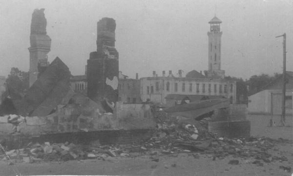 У визволеному Чернігові, вул. Шевченка, вересень 1943 року \ Фото: Юхима Копита \ Надав Національний музей історії України у Другій світовій війні