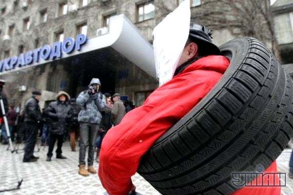 Акция протеста под Автодором. Водители привезли поврежденные из-за плохих дорог запчасти и шины