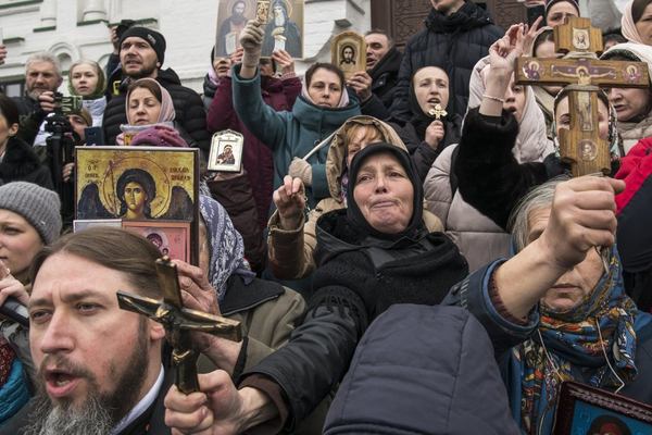 Віряни блокують доступ до приміщень Києво-Печерської Лаври комісії Мінкульту з передачі державі будівель, 31 березня 2023. Фото: Владислав Мусієнко / Суспільне