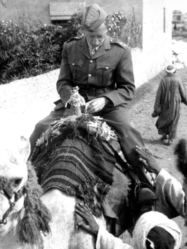 Станислав Свяневич отогревается после морозов Усть-Вымьского лагеря. Фото 1943 года