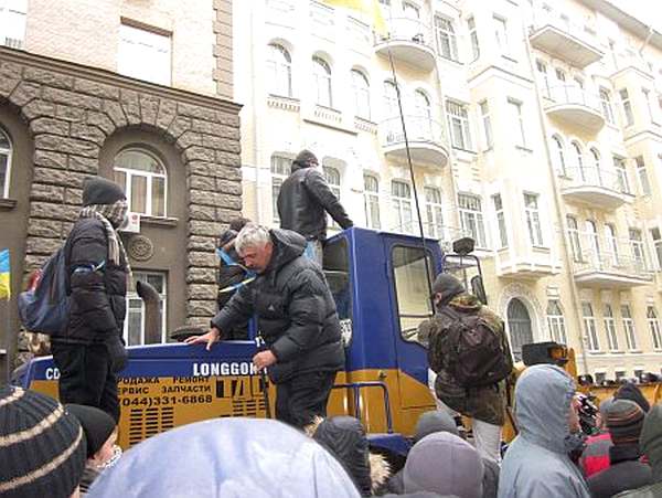 Провокатор Дмитрий Корчинский на бульдозере