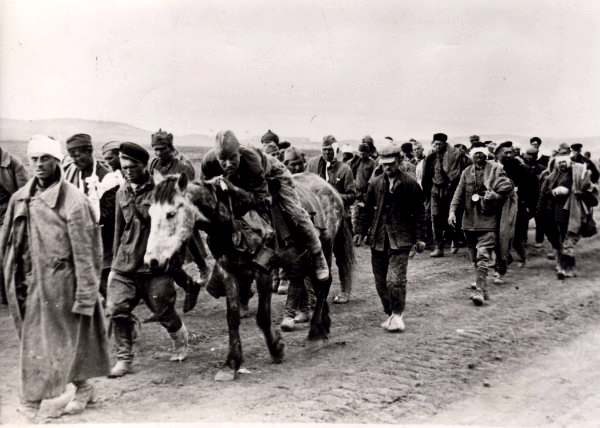 Май 1942 под Харьковом. Все те же колонны военнопленных тянутся в лагеря. Архив ЦИОД