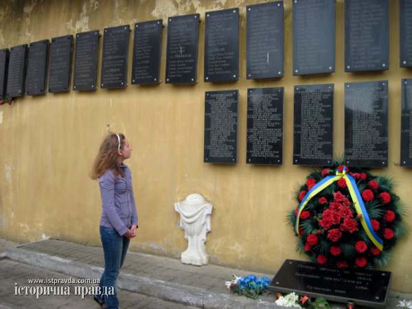 Настя Волчкович ищет среди расстрелянных фамилию своего прадеда Владимира Бондарука