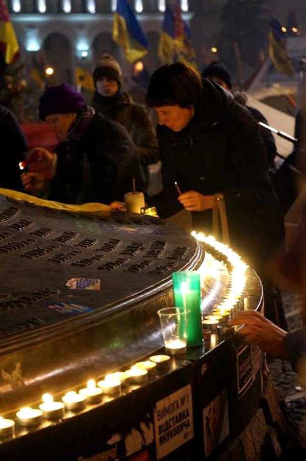 На Евромайдане зажгли свечи памяти погибшим в террактах в России